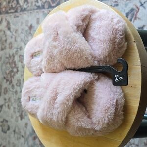 MIXIT BRAND WOMENS ROSE FAUX FUR CRISS-CROSS SLIPPERS SIZE SMALL